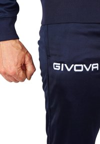 Navy Givova Sportanzug aus strukturiertem Stoff; mit einem taillierten Bund, Seitentaschen und gesticktem Logo an dem Bein.