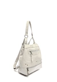 Bolso de mano de imitación cuero blanco con una textura suave, correa ajustable, bolsillos frontales con cremallera y detalles de costura decorativa.