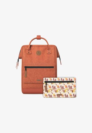 Sac à dos en simili cuir couleur rouille avec une poignée supérieure, une poche zippée à l'avant et une pochette accessoire à motif floral en crème et couleurs pastel.
