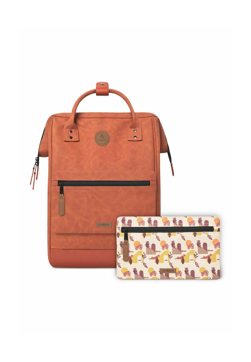 Sac à dos en simili cuir couleur rouille avec une poignée supérieure, une poche zippée à l'avant et une pochette accessoire à motif floral en crème et couleurs pastel.