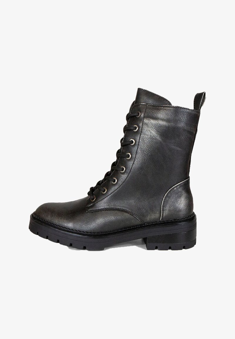 Bottes chelsea en cuir noir à lacets avec un bout rond, une semelle épaisse et une finition texturée subtile. Comprend des œillets en métal et une languette.