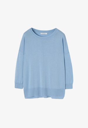 Svetlomodrý oversized sveter z jemnej pleteniny, s okrúhlym výstrihom, spadnutými ramenami a rebrovanými rukávmi a lemom.