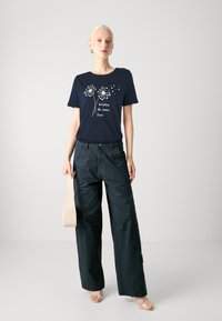 JDY JDYFLORA  - T-shirts med print - navy blazer