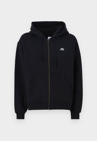 Schwarze zipfelige Kapuzenjacke mit Kapuze, Fronttaschen, elastischen Bündchen und einem kleinen weißen Logo auf der linken Brust. Hergestellt aus weichem Stoff.