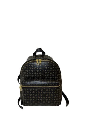 Zaino in similpelle nera con motivo logo dorato, doppie cerniere, tasca frontale e spallacci regolabili. Forma arrotondata con manico superiore.