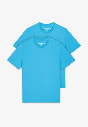 Twee T-shirts met korte mouwen in een heldere turquoise kleur, gemaakt van zachte stof met een ronde halslijn, voorzien van een merklabel aan de hals.