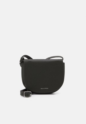 Bolso bandolera de cuero negro con solapa redondeada, superficie texturizada, correa ajustable y pequeño logo de texto plateado en el frente.