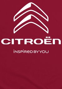Červené textilní pozadí s bílým logem Citroën nad nápisem "CITROËN" a "inspirujeme vás" v kontrastním bílém písmu.
