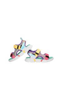 Barevné sandály s kombinací průhledných a pevných materiálů; mají nastavitelné popruhy, robustní bílou podrážku a různé jasné akcenty.