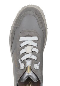 Baskets grises en cuir lisse et en daim, avec des lacets blancs, des accents argentés et une semelle en caoutchouc texturée.