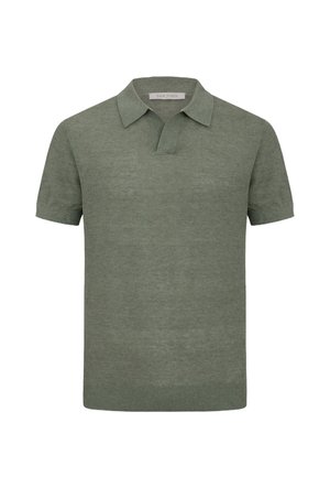 Zielona oliwkowa koszulka polo z krótkim rękawem, wykonana z dzianiny, z kołnierzykiem i dekoltem w kształcie litery V.