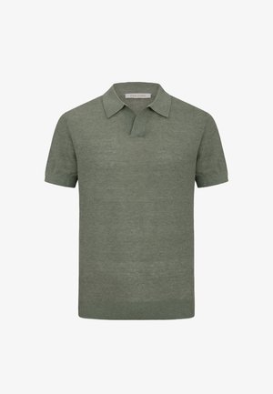 Polo de punto de manga corta color verde oliva con cuello y escote en forma de V.