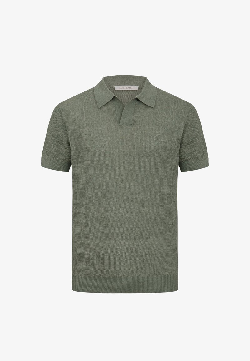 Polo de punto de manga corta color verde oliva con cuello y escote en forma de V.