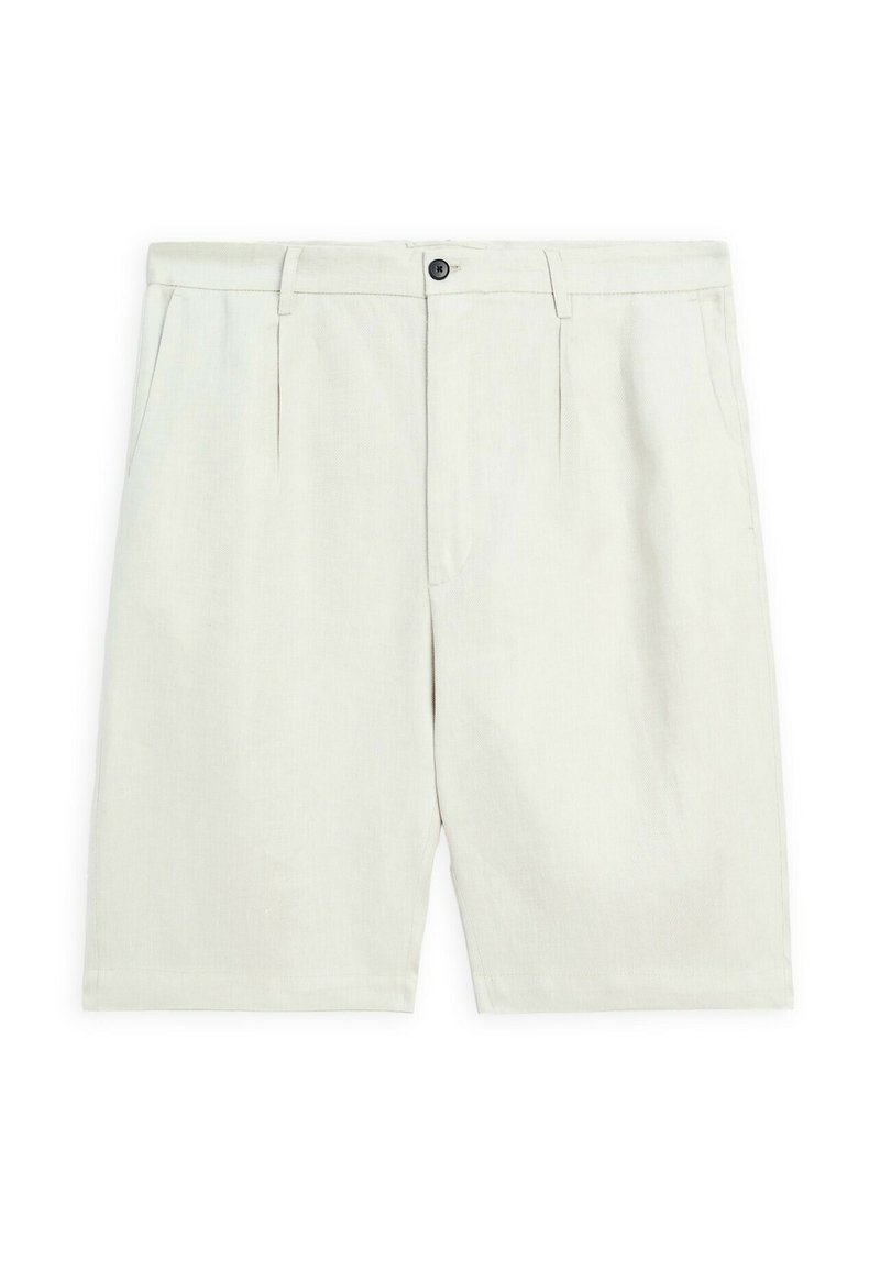 Shorts beige clair fabriqués dans un tissu texturé. Dotés d'un pli avant, de passants de ceinture et d'une fermeture à bouton noir. Fins au genou.