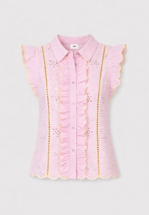Blouse rose sans manches avec patte de boutonnage avant à volants, bords festonnés, motif floral en broderie anglaise et rayures verticales décoratives en dentelle.