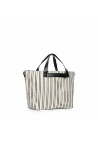 Tote bag van beige canvas met verticale zwarte strepen, voorzien van twee zwarte leren handvatten en een ritssluiting met een minimalistische logo-accent.