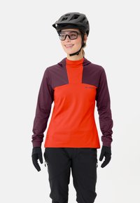 Langärmliges Fahrradshirt mit Kapuze, roter Körper und dunkellila Ärmeln. Hergestellt aus leichtem Stoff mit glatter Textur, Logo auf der Vorderseite.