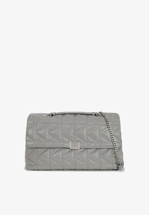 Pilka siuvinėta rankinė su blizgiu paviršiumi, turinti sidabrinę grandinėlę ir stačiakampį metalinį logotipo akcentą priekyje.