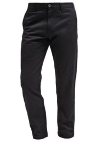 Czarne męskie spodnie o dopasowanym kroju, z zapięciem na guzik i zamek błyskawiczny, szlufkami na pasek oraz bocznymi kieszeniami, przedstawione na białym tle.