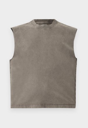 Top sans manches de couleur grise douce, avec une texture douce, un col rond et des lignes épurées avec des bords cousus. Design simple sans motifs.