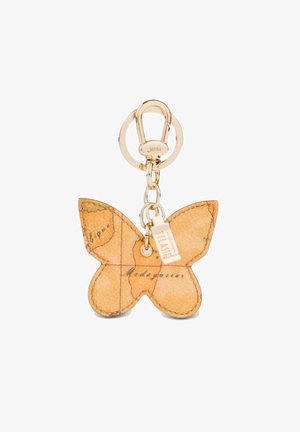 Portachiavi in pelle a forma di farfalla color tan con design della mappa del mondo, dotato di accessori in tonalità oro e di un’etichetta metallica attaccata da una catena.