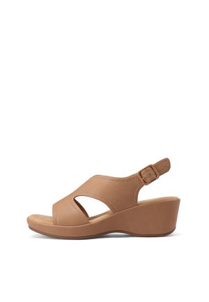 Sandalo con zeppa in pelle marrone, dotato di design a ritagli, cinturino alla caviglia regolabile e soletta imbottita. Texture liscia con dettagli di cucitura minimi.