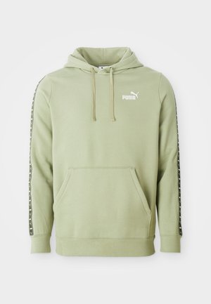Lys grøn Puma hoodie med lomme foran, logo på brystet, snoretræk i hætten og mærkede striber ned ad ærmerne.