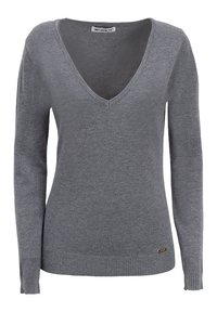 Maglione grigio a V in un tessuto morbidissimo; presenta maniche lunghe, orlo a costine e un piccolo logo decorativo vicino al fondo a sinistra.