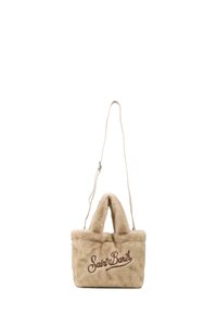 Bolso de piel sintética beige con dos asas cortas, una correa larga ajustable y "Saint Barth" bordado en marrón en la parte frontal.