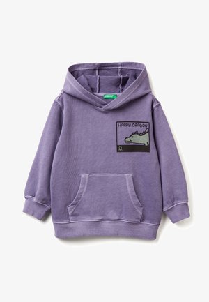 Sudadera morada con un bolsillo frontal, que presenta un gráfico impreso de un dragón y el texto "DRAGÓN FELIZ" en un parche cuadrado. Tejido suave.