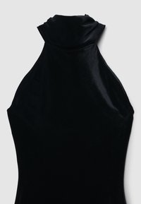 Schwarzes ärmelloses Samt-Top mit hohem Rollkragen, figurbetontes Design, flach auf neutralem Hintergrund präsentiert.
