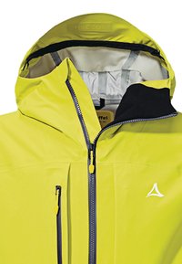 Giacca impermeabile gialla con cappuccio, colletto nero a contrasto, zip frontale, due tasche laterali con zip e etichetta del sistema Recco all'interno.