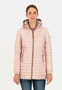 Veste matelassée rose clair avec fermeture éclair à l'avant, coutures horizontales et capuche détachable doublée en gris. Elle comporte deux poches latérales.