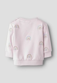 Roosa kapuutsiga särk, millel on heledates värvides tikitud vikerkaared, ribikrae ja -kätistega ning lõtv sobivus.