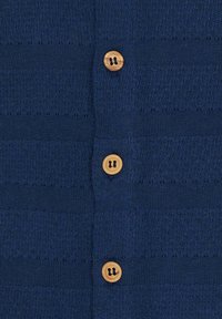 Marineblau gestrickte Strickjacke mit horizontalen Streifen, ausgestattet mit vier Holzknöpfen mit dunklen Zentren und einer strukturierten Stoffoptik.