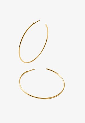 Pendientes de aro color dorado con un diseño delgado y liso. Los pendientes son abiertos por ambos extremos y cuentan con un vástago cilíndrico para un cierre seguro.