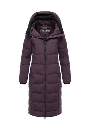 Paarse gewatteerde lange jas met een hoge kraag, ritsafsluiting, zwarte accenten en zijzakken. Beschikt over een capuchon en een doorgestikte textuur. Lichtgewicht materiaal.