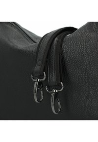 Schwarze, strukturiertes Lederhandtasche mit zwei verstellbaren Trägern und metallischen Hardware-Akzenten, ausgestattet mit silberfarbenen Reißverschlussziehern und einer glatten Oberfläche.