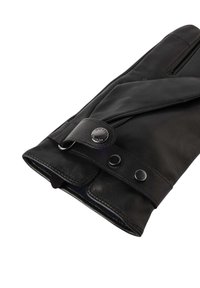 Gants en cuir noir avec une texture lisse, un design replié, une fermeture à pression et un détail de marque subtil sur le matériel d'accent.