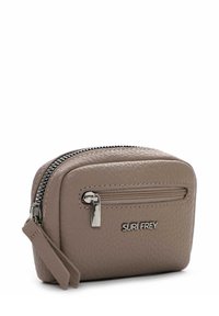 Monedero de cuero marrón con cremallera plateada, bolsillo frontal y marca grabada. Forma rectangular compacta con una superficie texturizada.