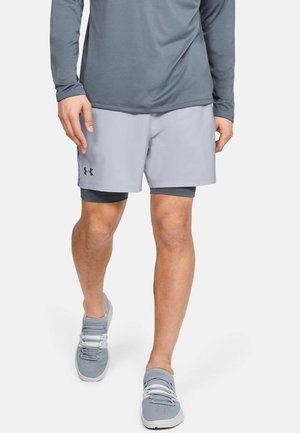 Lyse grå fugttransporterende shorts med elastisk talje og logo; parret med en langærmet grå top og grå træningssko.