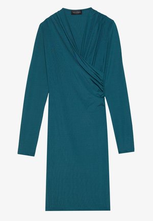 Tealfärgad klänning med långa ärmar, med en draperad halsringning och sammanknuten detalj vid midjan, tillverkad av ett glatt, strukturerat tyg.