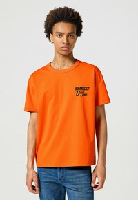 Wrangler CASEY GRAPHIC TEE - T-shirt med print - red orange