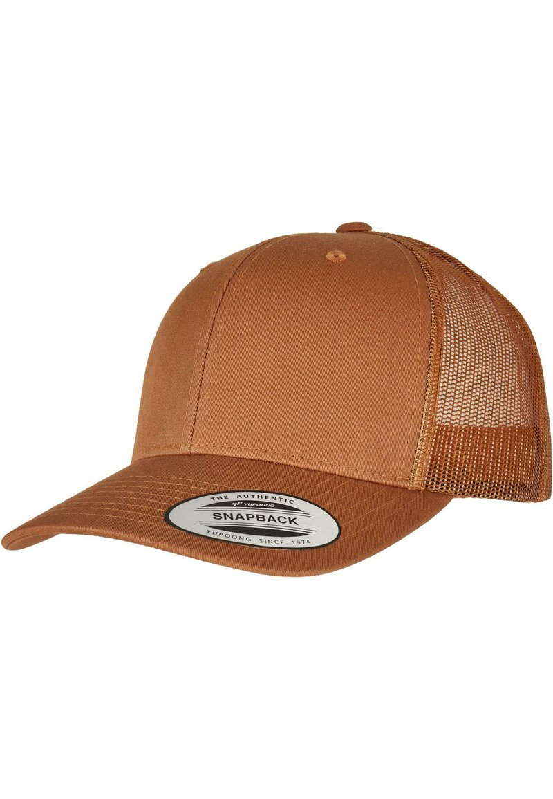Casquette snapback marron avec un devant uni et un arrière en filet. Dotée d'une visière courbée et d'une étiquette de marque à l'avant.