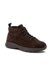 Botines de ante marrón con una superficie texturizada y punta redonda, con cordones planos, ojales metálicos y suela acolchada.