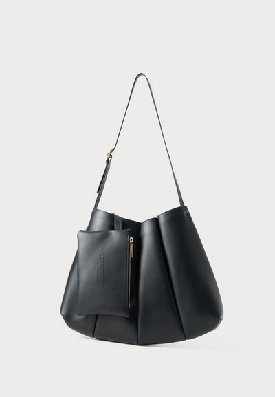 Geantă de tote din piele neagră, cu o formă rotunjită, având detalii pliseuri și un pouch cu fermoar detasabil. Accentele din metal aurit subliniază designul.