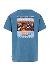 Camiseta de manga corta azul hecha de tela suave, con un diseño gráfico colorido que presenta motivos de surf y el texto: "Disfruta Cada Minuto."