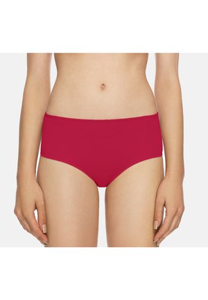 Donna che indossa biancheria intima hipster rossa semplice, mostrata da metà torso a parte superiore delle cosce, con le braccia rilassate lungo i lati su sfondo bianco.