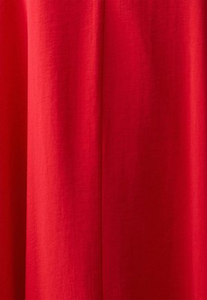 Roter Stoff mit glatter Textur, der zarte Drapierungen und eine einheitliche Farbe aufweist, was ein sauberes, ununterbrochenes Design schafft.