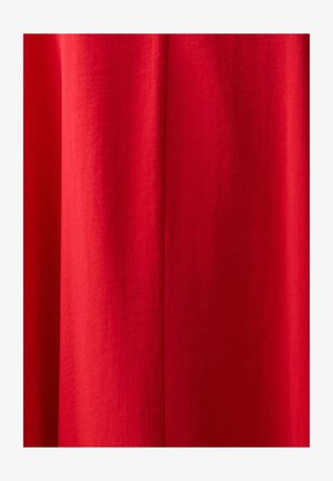 Roter Stoff mit glatter Textur, der zarte Drapierungen und eine einheitliche Farbe aufweist, was ein sauberes, ununterbrochenes Design schafft.